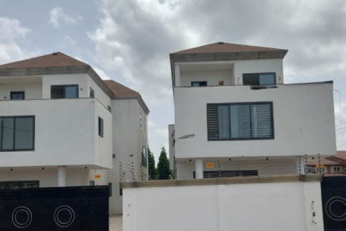 Front view of a spacious 5-bedroom family home with outhouse, located in the serene Roman Ridge neighbourhood