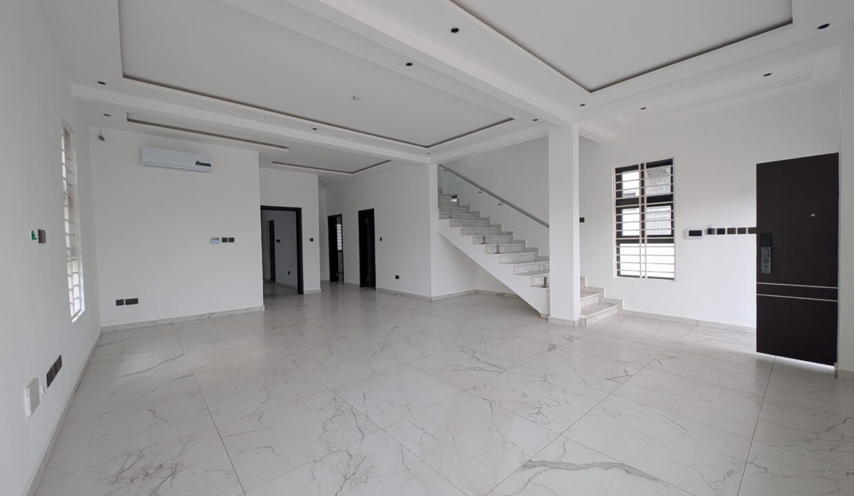 Bright Living Room – Your Spacious Family Haven