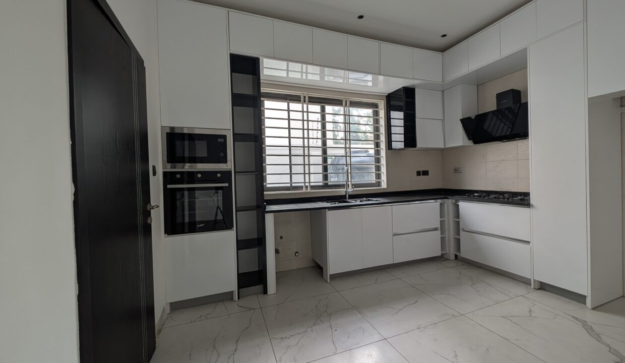 Fitted Kitchen with Modern Appliances