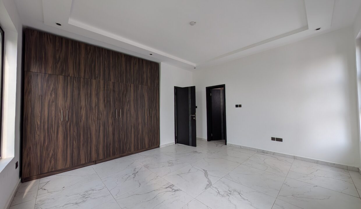 Ensuite Bedroom with Air-Conditioning and Wardrobe
