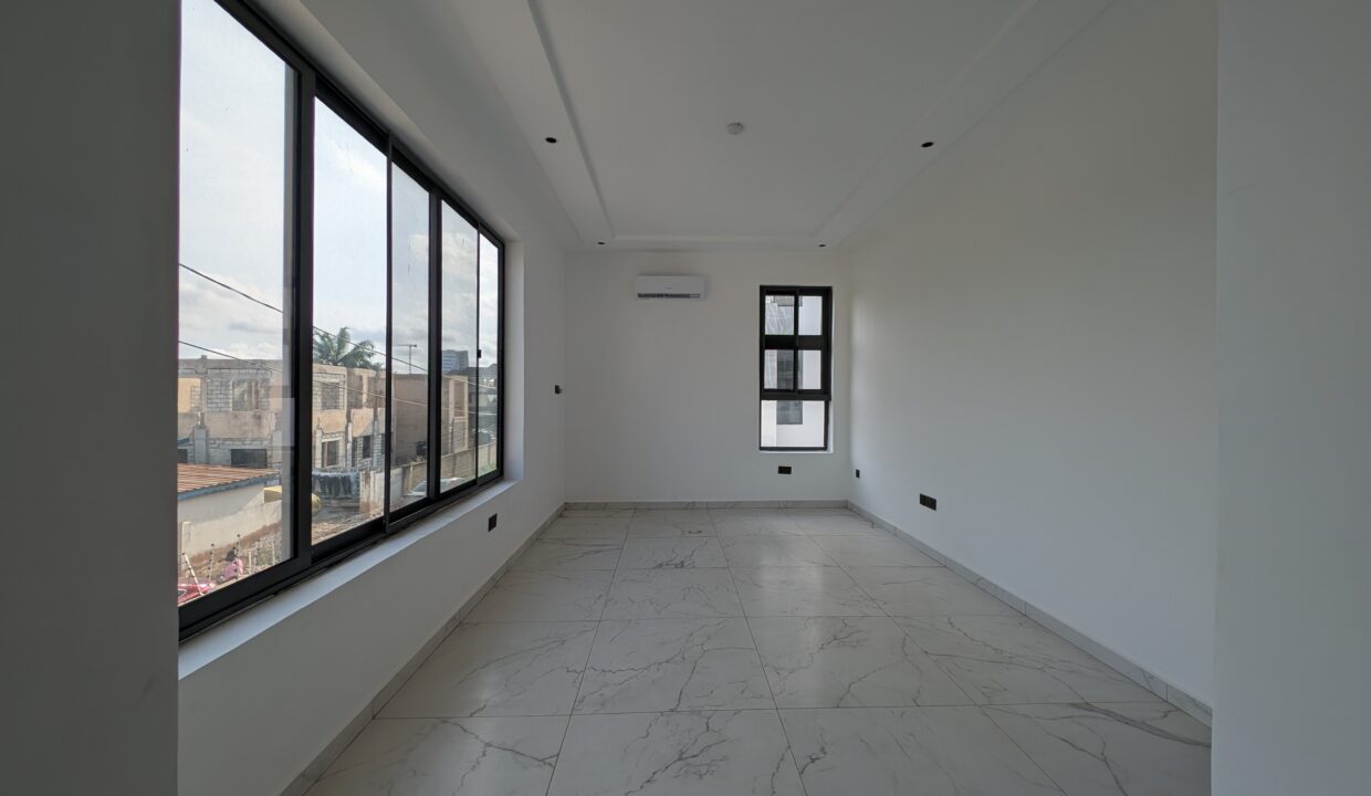 Ensuite Bedroom with Air-Conditioning and Wardrobe