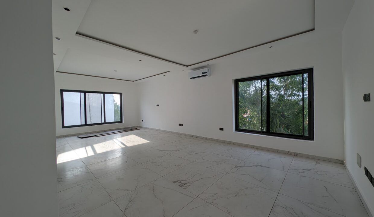 Ensuite Bedroom with Air-Conditioning and Wardrobe.RAW-01.COVER